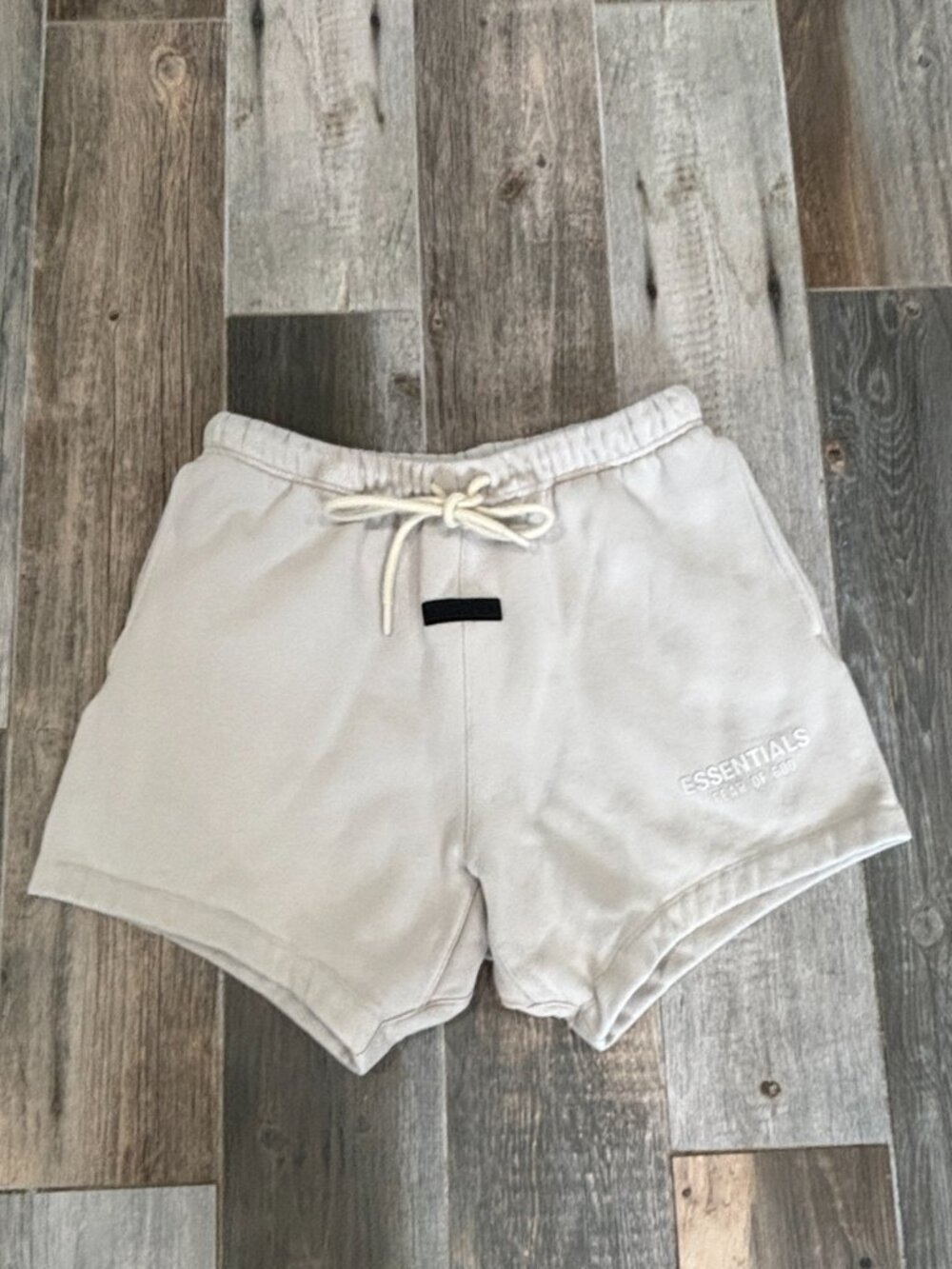 ESSENTIALS FEAR OF GOD SHORTS SMALL ~ BEIGE (?) LIGHT OATMEAL EUC